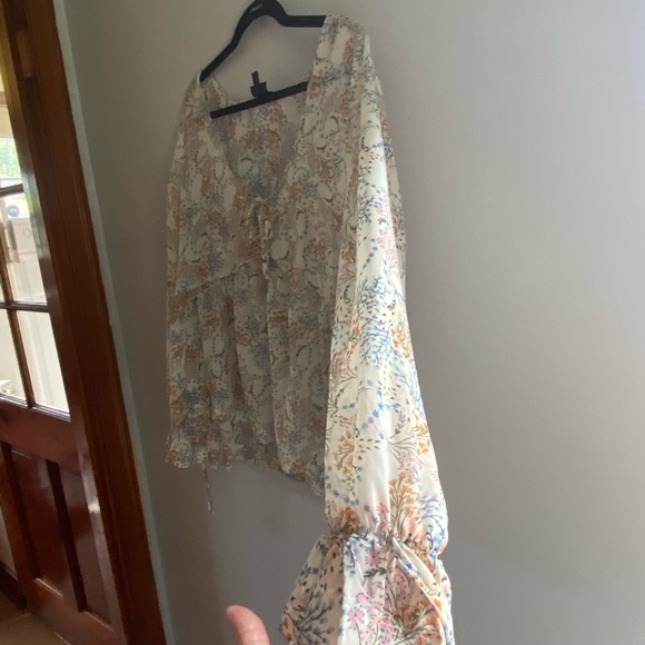 Mod Lusive flattering Blouse - Picture 2 of 7